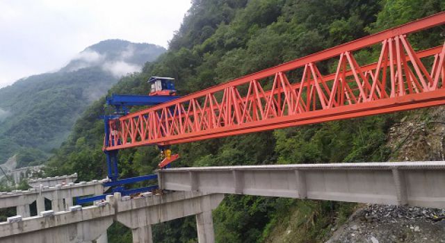 四川九绵高速公路LJ24标合同段首榀T梁架设成功