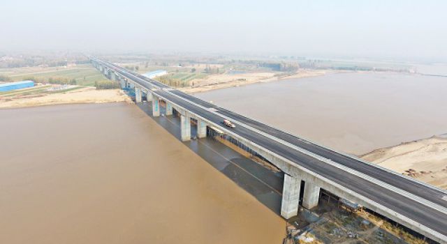台辉高速项目黄河特大桥沥青面层摊铺圆满结束