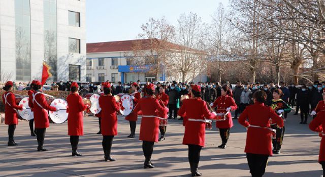 锣鼓队表演、萨克斯演奏……公司以这种形式庆祝开班第一天