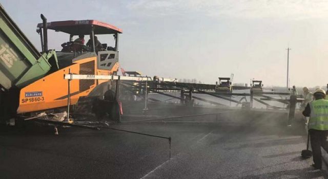 左幅沥青路面连篇，促百日大干新征程