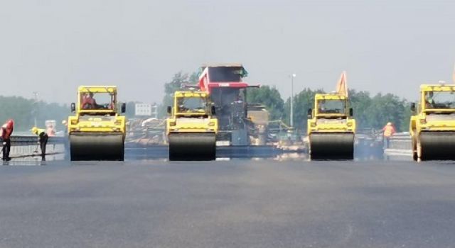 五一奋战守岗位，劳动奉献笑开颜