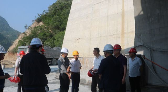 四川绵九公司董事长曾杰一行到LJ26合同段检查指导工作