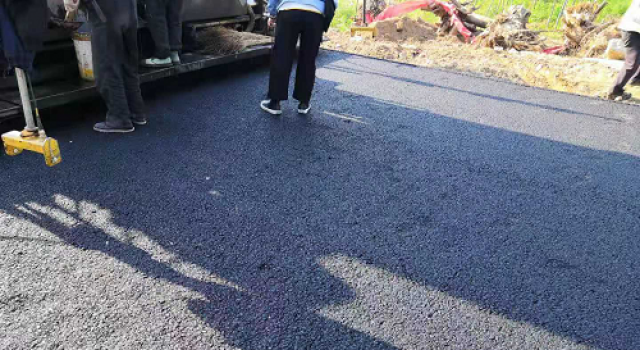 莱西市“四好农村路”江曲路AC-13沥青砼面层摊铺施工
