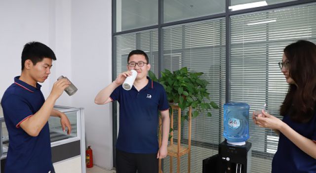 公司定制“润泰”饮用水，让员工喝上放心水----提升健康、幸福指数