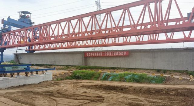 济潍高速四标段K52+258.1分离立交箱梁吊装顺利开展