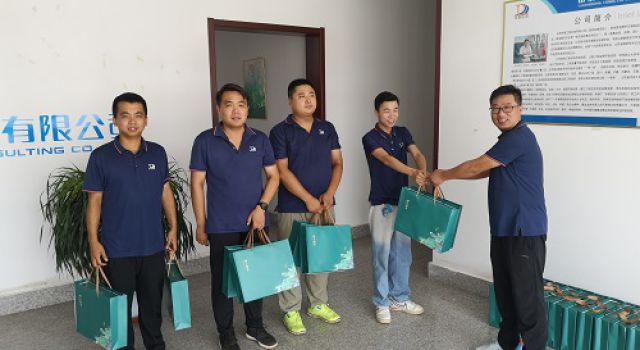 炎炎夏日送清凉，滴滴关怀暖人心