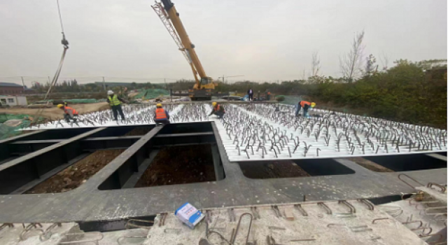 陈党线河南村西段改建工程西巴漏河大桥波纹钢组合桥面板 组合桥梁顺利完成