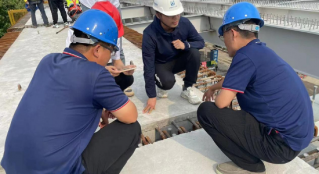 淄博快速路鲁山大道项目一分部安装架设钢箱梁桥面板