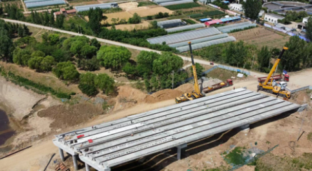 枣庄市S318改建工程南沙河大桥箱梁开始吊装