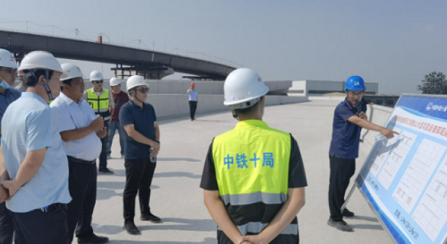 鲁山大道快速路项目召开桥面系观摩会