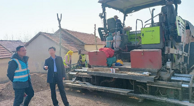 莒县交通局工程科领导莅临指导水稳摊铺作业