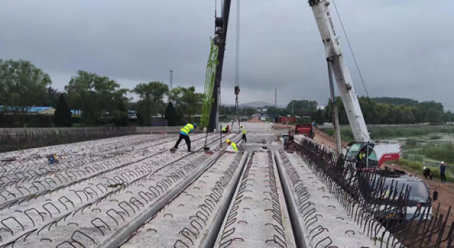 莒县东莞镇潍河大桥顺利完成梁板吊装