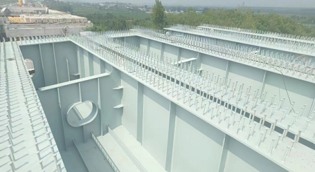 济菏二标进行钢箱梁现场拼接、安装施工