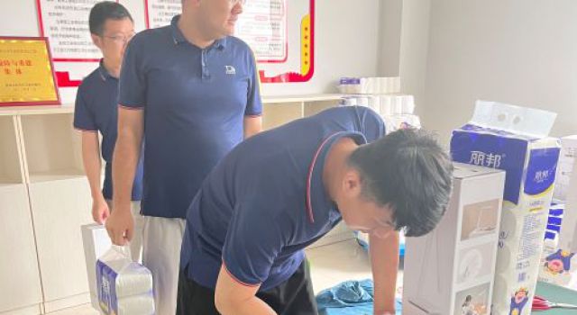 夏日送清凉，关怀沁人心