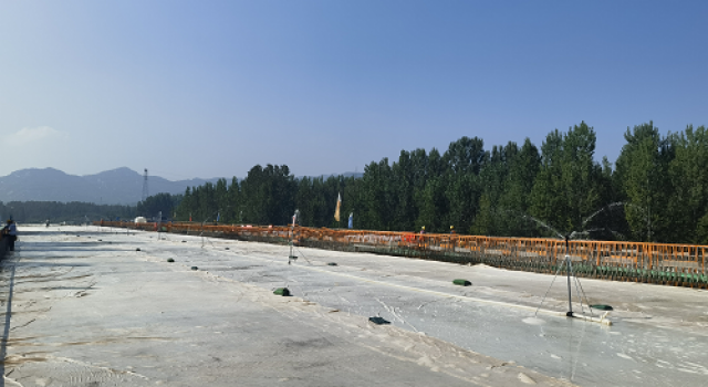 临临高速桥面铺装大面积展开施工