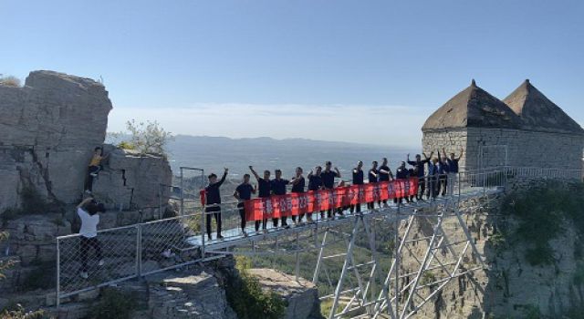 “与国同欢 普天同庆”济微一驻地办登临小泰山，一览肥城秋景盎然