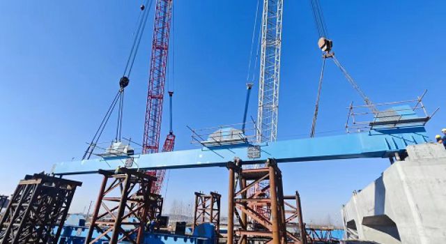 战严寒、抢进度--济商高速济宁段JSSG2合同段成功架设首榀大节段钢桁梁下弦杆