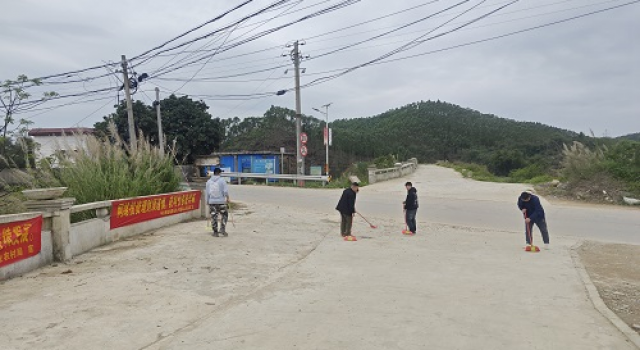 横钦高速第四总监办开展“弘扬雷锋精神、义务清扫街道”志愿服务活动
